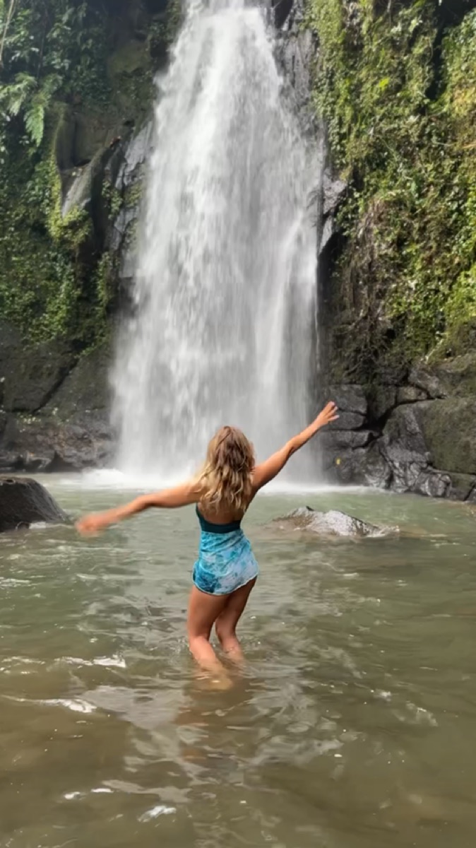 Sandra Henzold an einem Wasserfall